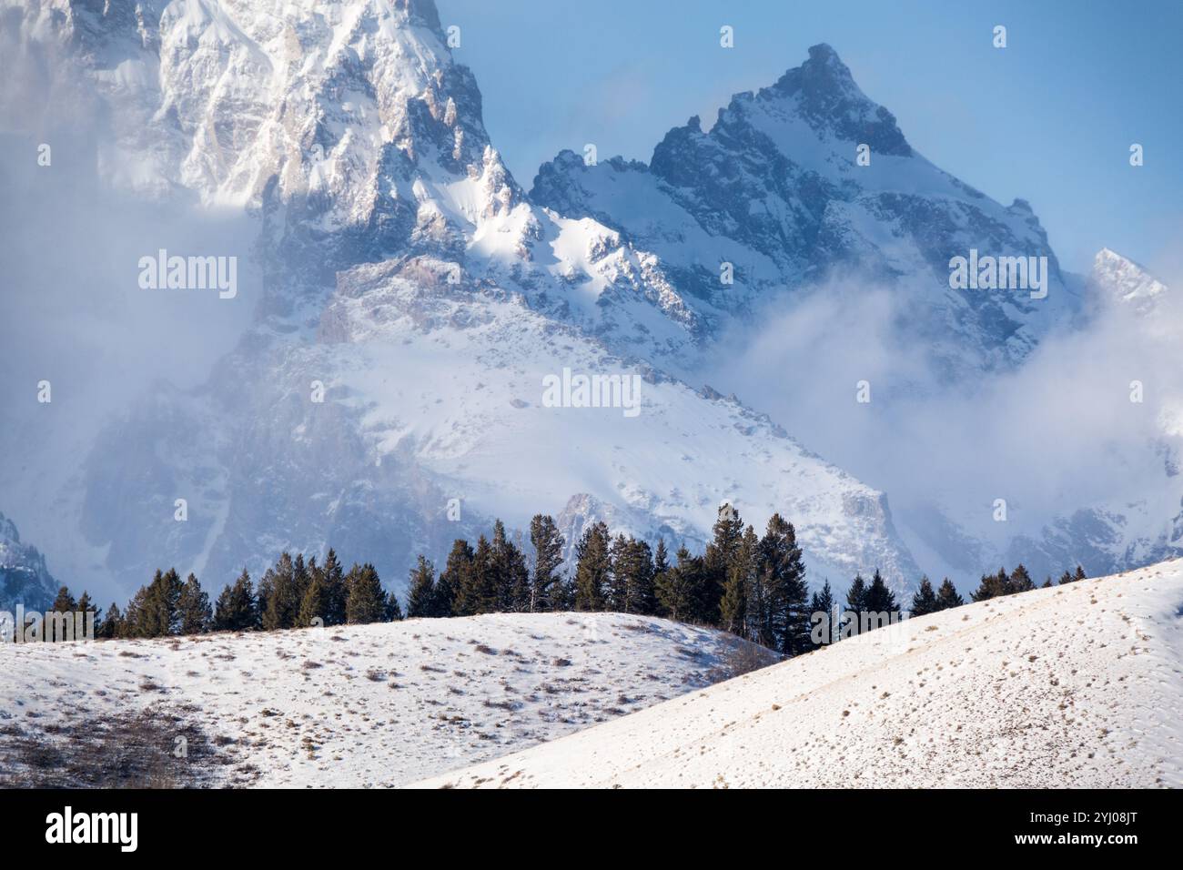 Le Teton Peaks sono avvolte dalla nebbia causata da una tempesta invernale nel Grand Teton National Park, Wyoming. Foto Stock