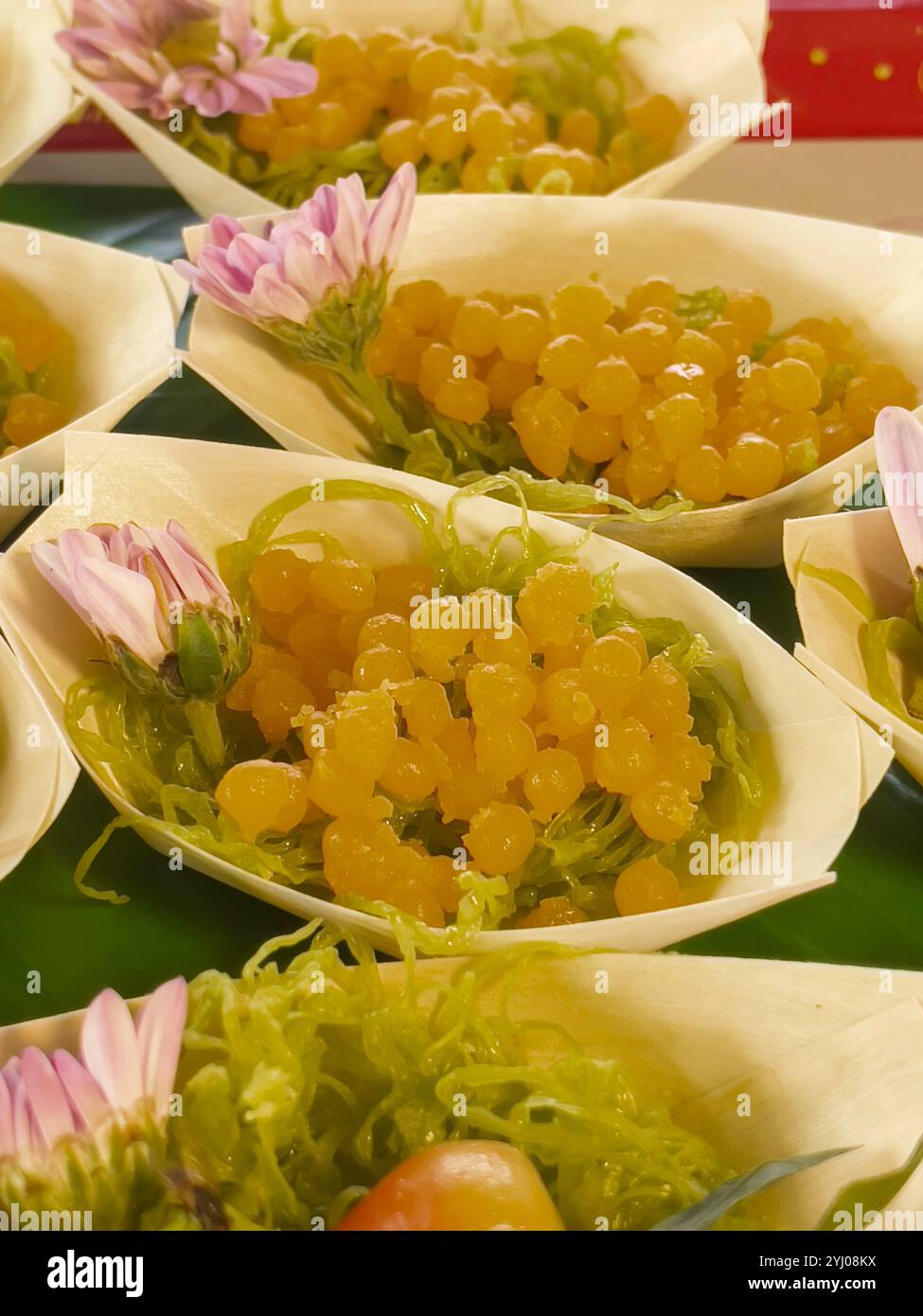 Cibo di strada in vendita nel mercato locale di prodotti freschi, foto stock Foto Stock