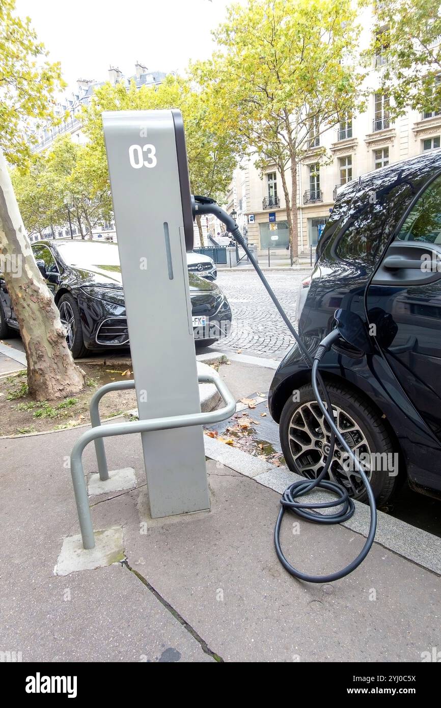 Stazione di ricarica per veicoli elettrici Parigi Francia Foto Stock