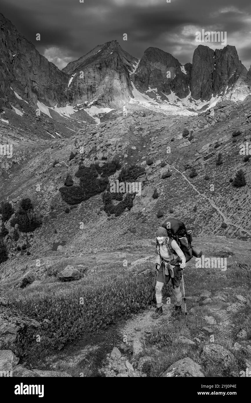 WY05712-00-BW..... WYOMING - donna con zaino in spalla vicino al Jackass Pass/Big Sandy Pass sul Big Sandy Pass Trail, Bridger Wilderness, Bridger National Fores Foto Stock