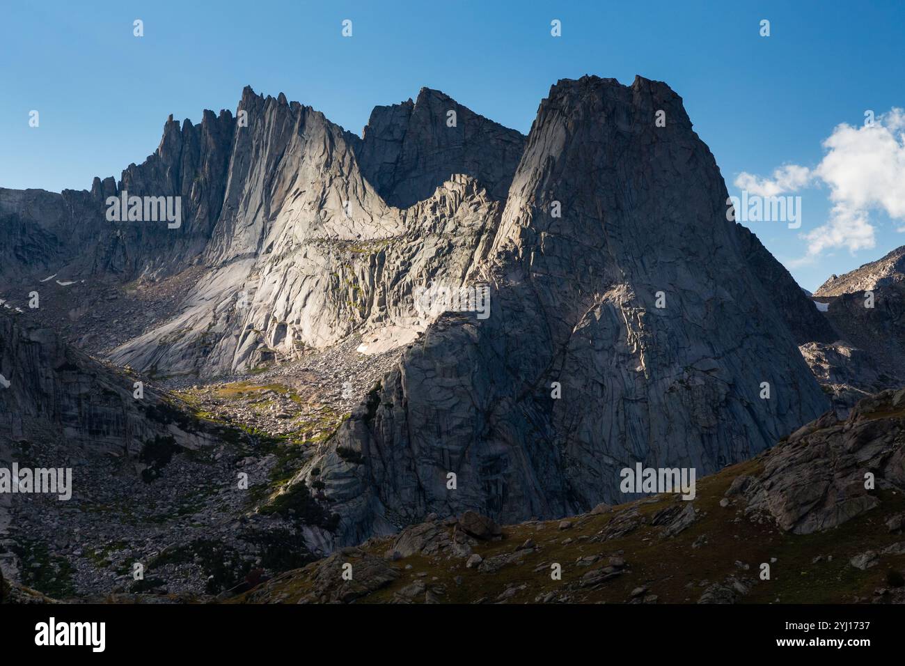 Picco Pingora in piedi di fronte a ripide guglie granitiche, Bridger deserto, Wyoming Foto Stock