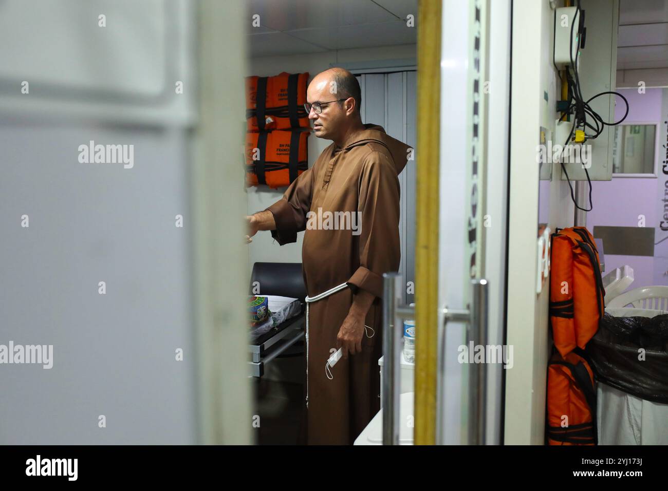 Monte Alegre, Brasile. 24 novembre 2023. Frei Afonso Lamberti, dentista di professione, è il coordinatore della spedizione. A Monte-Alegre, in Brasile, al centro della foresta pluviale amazzonica, il battello ospedaliero di Papa Francesco, fondato e gestito dalla Fraternità di San Francesco d'Assisi nella Provvidenza di Dio, incontra gli abitanti locali per compensare la mancanza di infrastrutture sanitarie in una regione segnata dalle miniere e dagli effetti del cambiamento climatico. (Foto di Apolline Guillerot-Malick/SOPA Images/Sipa USA) credito: SIPA USA/Alamy Live News Foto Stock