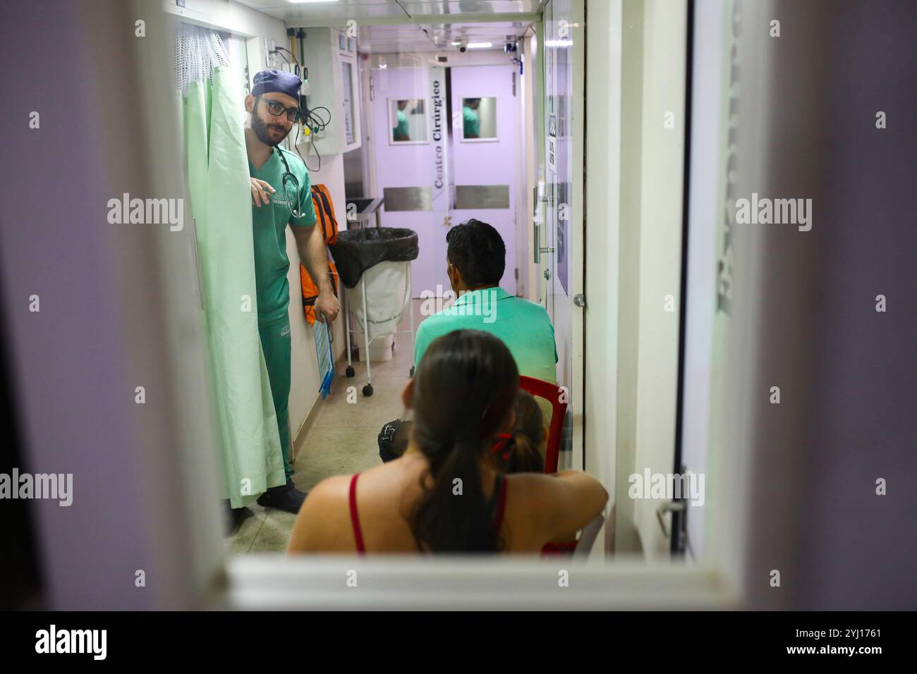 Monte Alegre, Para, Brasile. 24 novembre 2023. Durante la consultazione pre-anestetica, André Aranda Selverio, anestesista, raccoglie informazioni sul trattamento, l'anamnesi medica e le allergie dei pazienti in attesa di intervento chirurgico. A Monte-Alegre, in Brasile, al centro della foresta pluviale amazzonica, il battello ospedaliero di Papa Francesco, fondato e gestito dalla Fraternità di San Francesco d'Assisi nella Provvidenza di Dio, incontra gli abitanti locali per compensare la mancanza di infrastrutture sanitarie in una regione segnata dalle miniere e dagli effetti del cambiamento climatico. (Immagine di credito: © Apolline Guillerot-Malick/SOPA Images V Foto Stock