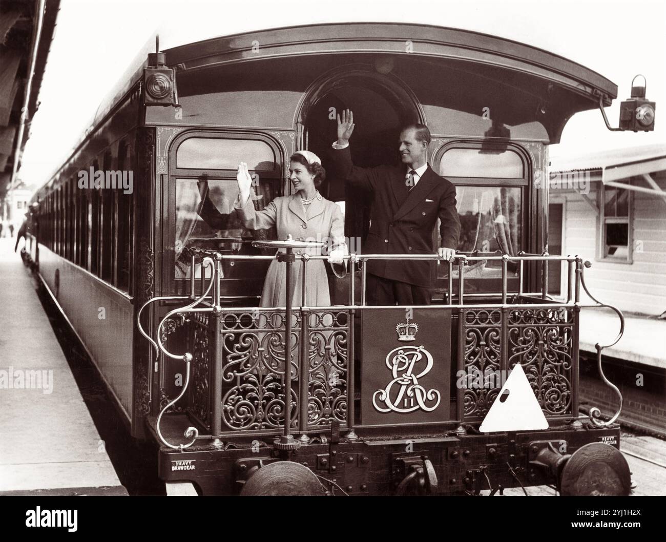 La regina Elisabetta II e il principe Filippo sul treno reale a Bathurst nel nuovo Galles del Sud, Australia, il 2 settembre 1954. Foto Stock