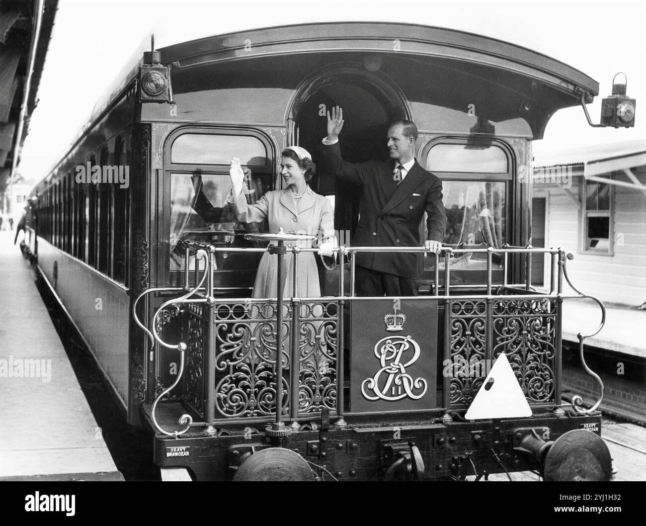 La regina Elisabetta II e il principe Filippo sul treno reale a Bathurst nel nuovo Galles del Sud, Australia, il 2 settembre 1954. Foto Stock