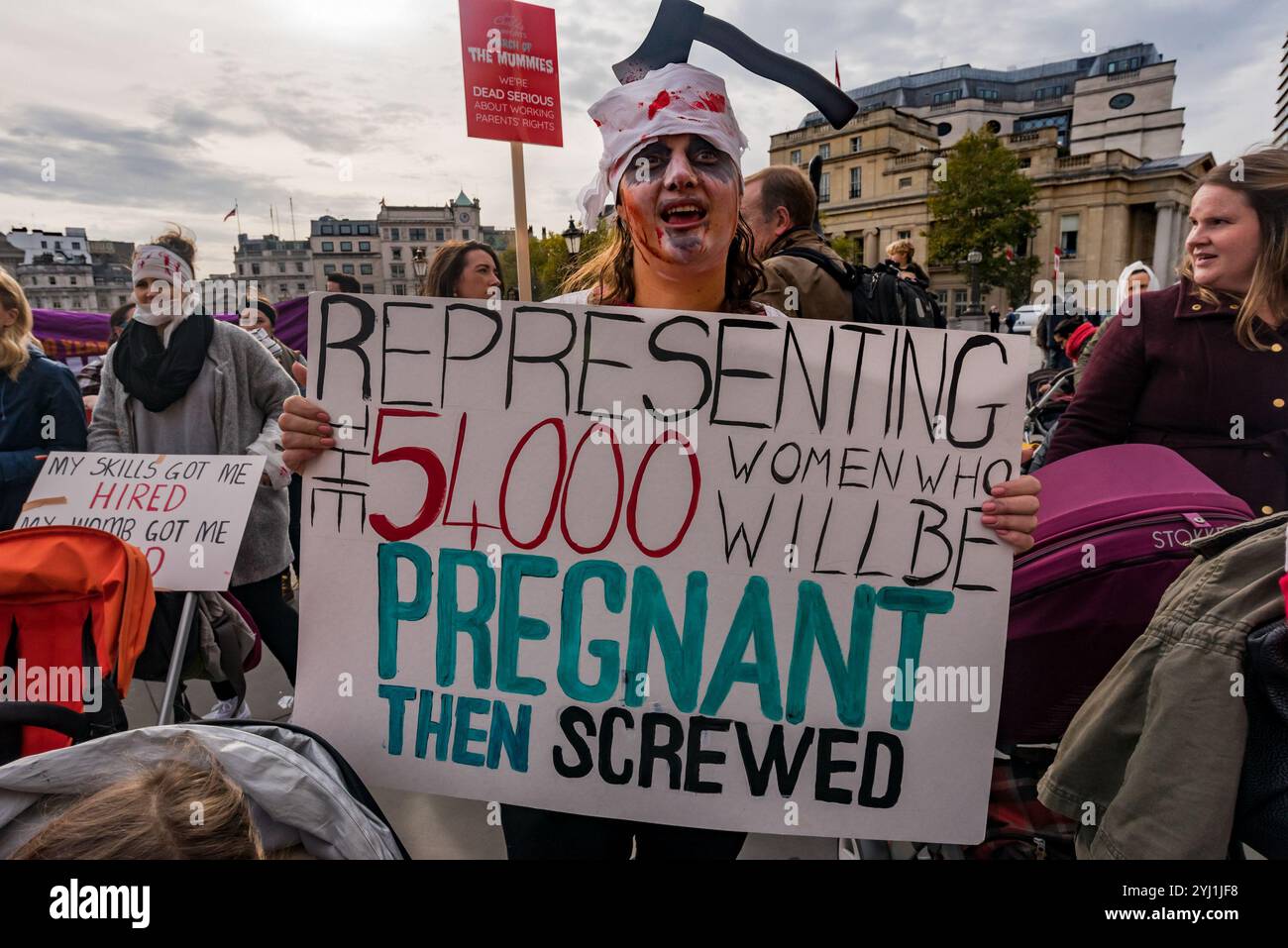 Londra, Regno Unito. 31 ottobre 2017. Joeli Brearley del gruppo campagna incinta poi fregato tiene una lista delle loro richieste al raduno in Piazza del Parlamento che chiede un'azione sulla gravidanza e la discriminazione della maternità dopo che un rapporto commissionato dal governo ha mostrato che ogni anno 54.000 donne, 1 su 9 di quelle che rimangono incinte vengono licenziate. Questa cifra è quasi raddoppiata negli ultimi dieci anni ed è stato quasi impossibile per queste vittime accedere alla giustizia, con meno dell'1 per cento che ha presentato una richiesta di giudizio. Il governo non ha fatto nulla nei 14 mesi successivi alla pubblicazione del rapporto. I manifestanti CA Foto Stock