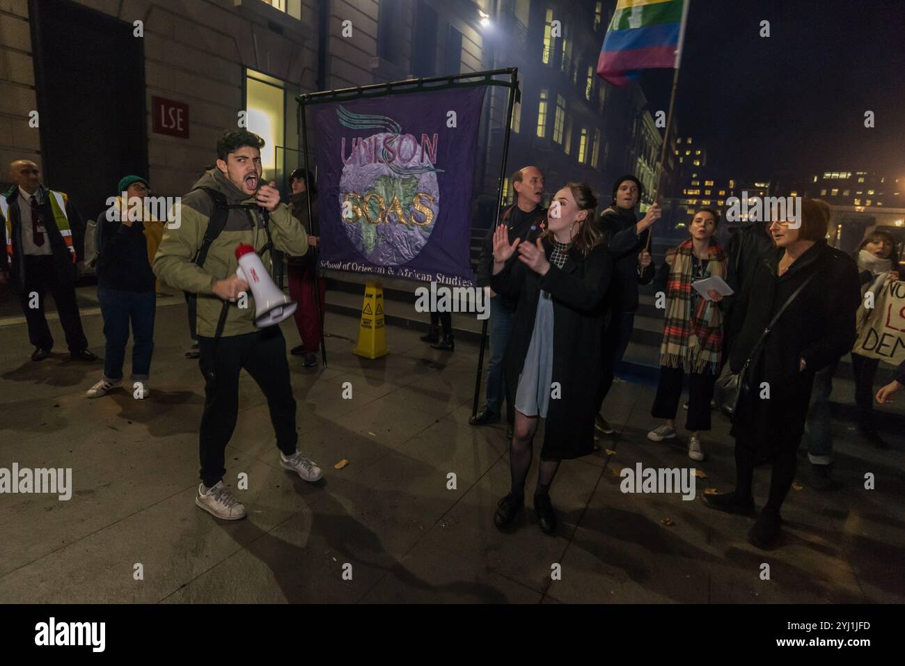 Londra, Regno Unito. 6 novembre 2017. Gli studenti e i sostenitori dell'LSE protestano contro gli abusi omofobici che Daniel, uno dei pulitori dell'LSE, ha subito negli ultimi 10 mesi fuori da un discorso che l'LSE sta ospitando "diritti LGBT: Cosa succederà?". Le denunce di Daniel e del suo sindacato sono state accantonate ed è stato minacciato di azioni disciplinari per aver fatto alcune di esse. Il suo caso contro il datore di lavoro Noonan andrà in tribunale a gennaio. Gli studenti accusano l'LSE di ipocrisia, vantandosi della sua promozione dei diritti dei gay, ma si sono rifiutati di intraprendere qualsiasi azione; anche se il contratto di pulizia è scaduto Foto Stock