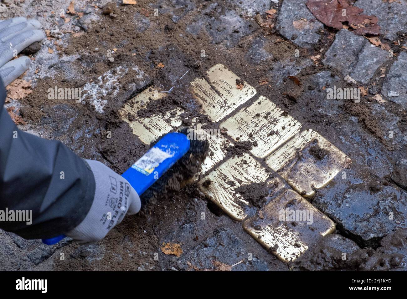 Verlegung von 7 neuen Stolpersteinen in Erinnerung an die jüdischen Familien Rosenthal/Meyer vor dem Wohnhaus in der Schönhauser Allee 185 a Berlin-Prenzlauer Berg. Die Stolpersteine sind eine Aktion des Künsters Gunter Deminig und erinnern man Menschen, Die in der Zeit des Nationalsozialismus verfolgt, ermordet oder deportiert wurden. / Posa di 7 nuove pietre inciampanti in memoria delle famiglie ebree Rosenthal/Meyer di fronte all'edificio residenziale di Schönhauser Allee 185 a Berlino-Prenzlauer Berg. The Stumbling Stones è un'azione dell'artista Gunter Deminig e commemora le persone W Foto Stock