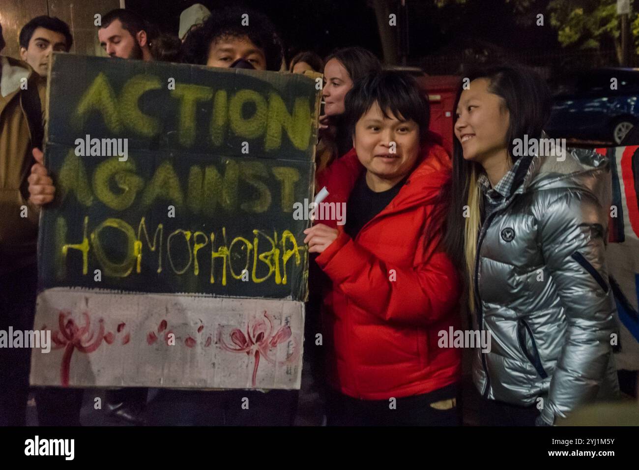 Londra, Regno Unito. 6 novembre 2017. Gli studenti e i sostenitori dell'LSE protestano contro gli abusi omofobici che Daniel, uno dei pulitori dell'LSE, ha subito negli ultimi 10 mesi fuori da un discorso che l'LSE sta ospitando "diritti LGBT: Cosa succederà?". Le denunce di Daniel e del suo sindacato sono state accantonate ed è stato minacciato di azioni disciplinari per aver fatto alcune di esse. Il suo caso contro il datore di lavoro Noonan andrà in tribunale a gennaio. Gli studenti accusano l'LSE di ipocrisia, vantandosi della sua promozione dei diritti dei gay, ma si sono rifiutati di intraprendere qualsiasi azione; anche se il contratto di pulizia è scaduto Foto Stock