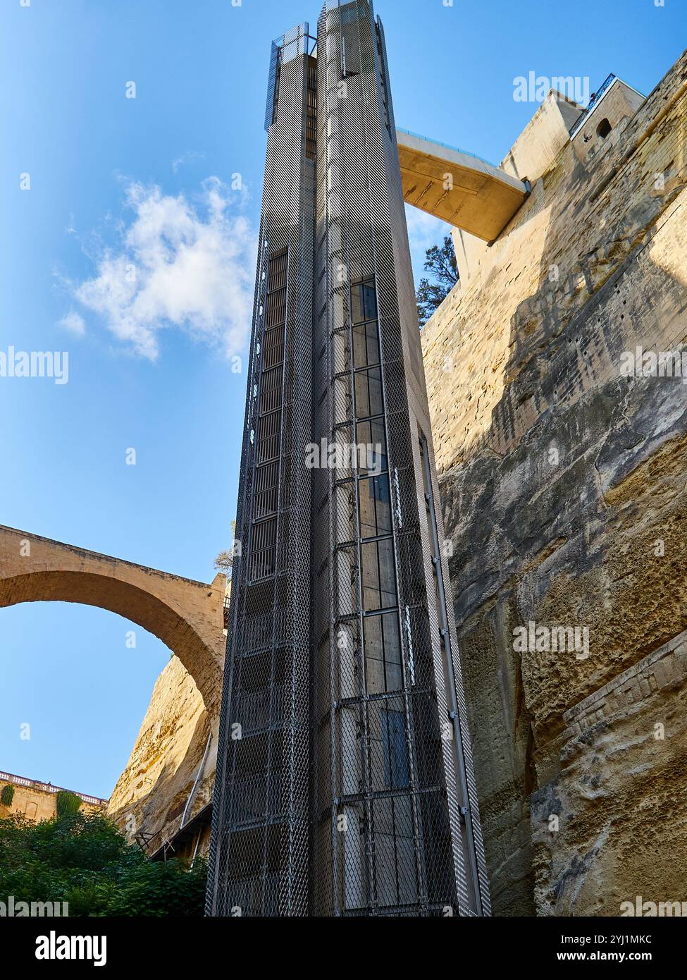 Barrakka Lift - un ascensore nella capitale di Malta, la Valletta, che collega il Porto grande ai giardini superiori di Barrakka Foto Stock