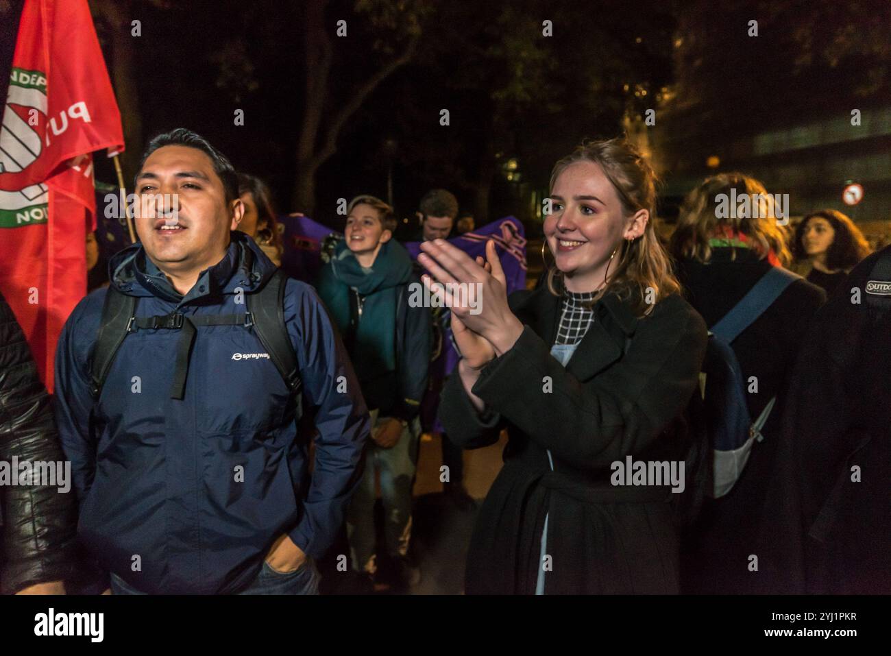 Londra, Regno Unito. 6 novembre 2017. Gli studenti e i sostenitori dell'LSE protestano contro gli abusi omofobici che Daniel, uno dei pulitori dell'LSE, ha subito negli ultimi 10 mesi fuori da un discorso che l'LSE sta ospitando "diritti LGBT: Cosa succederà?". Le denunce di Daniel e del suo sindacato sono state accantonate ed è stato minacciato di azioni disciplinari per aver fatto alcune di esse. Il suo caso contro il datore di lavoro Noonan andrà in tribunale a gennaio. Gli studenti accusano l'LSE di ipocrisia, vantandosi della sua promozione dei diritti dei gay, ma si sono rifiutati di intraprendere qualsiasi azione; anche se il contratto di pulizia è scaduto Foto Stock