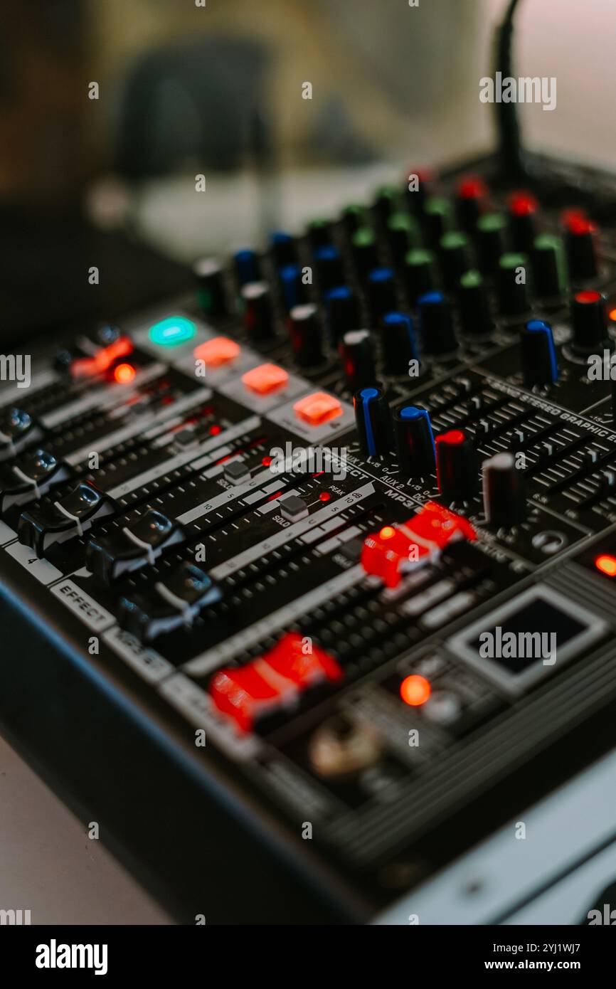 scheda audio mixer audio con varie manopole, cursori e spie. Perfetto per la presentazione di apparecchiature audio professionali, produzione musicale e l Foto Stock