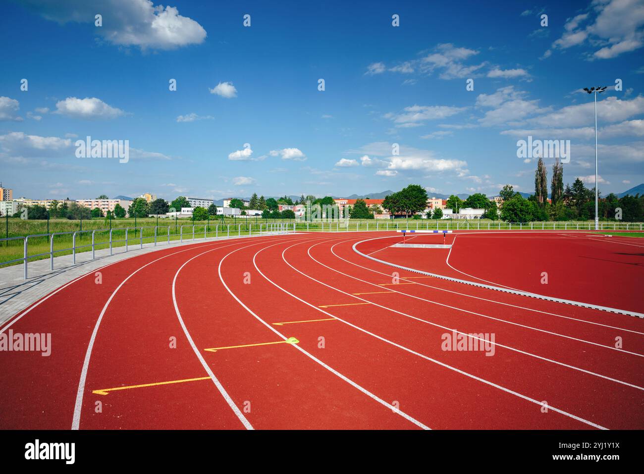 Moderno stadio da campo e pista rossa a 8 linee Foto Stock