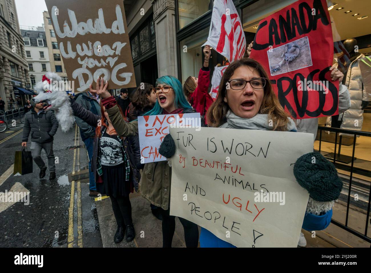 Londra, Regno Unito. 11 novembre 2017. Gli attivisti usano i megafoni alla protesta fuori dal nuovo negozio di punta Regent St London di Canada Goose, che secondo gli attivisti ha crudeltà nei confronti degli animali nascosti in ogni punto. Fa rifiniture di pelliccia usando coyote selvaggi intrappolati, che possono soffrire per giorni in trappole crudeli, affrontando perdita di sangue, disidratazione, congelamento, gangrena e attacchi da parte di predatori, alcuni cercano persino di masticare i propri arti intrappolati per fuggire prima che un trapper torni a strangolarli, timbrarli o picchiarli a morte. E le anatre e le oche hanno la gola tagliata e vengono gettate in un wate bollente Foto Stock