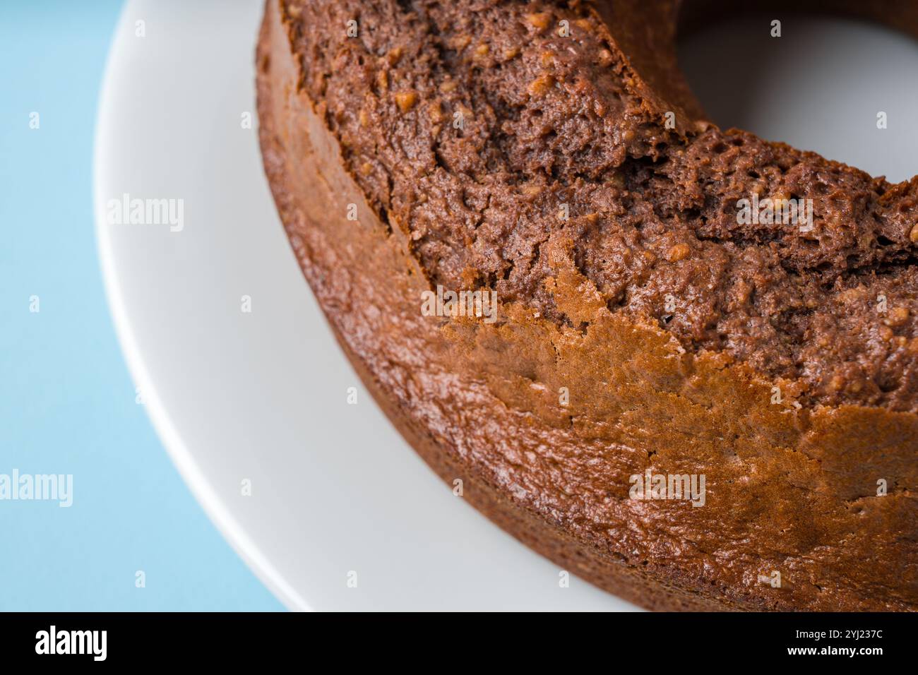 Vista dall'alto del cacao, delle noci, delle carote al cioccolato e della torta alla cannella Foto Stock