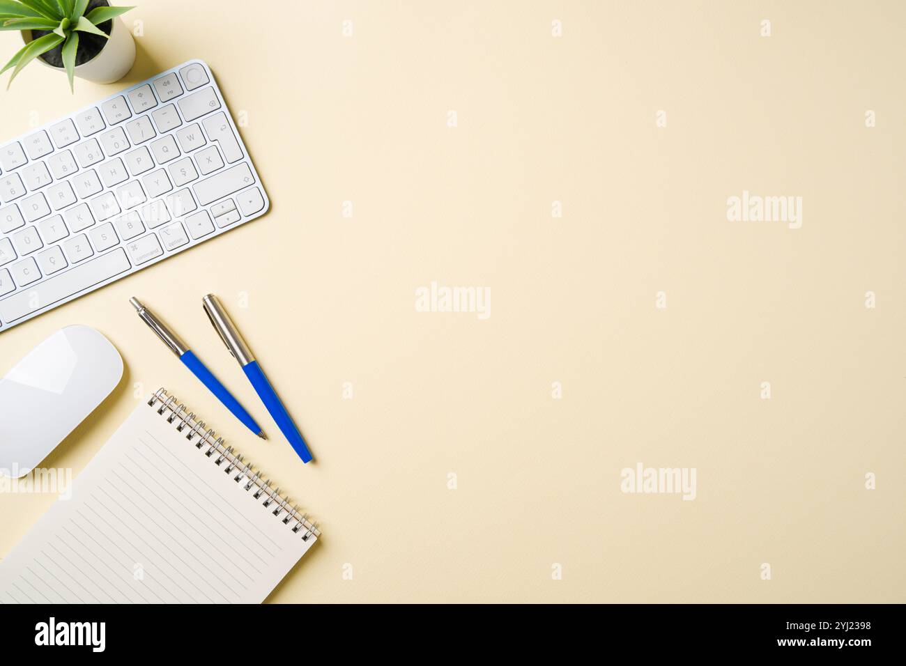 Scrivania da ufficio con tastiera per computer, mouse, notebook e penna. Vista superiore con spazio di copia. Posizione piatta Foto Stock