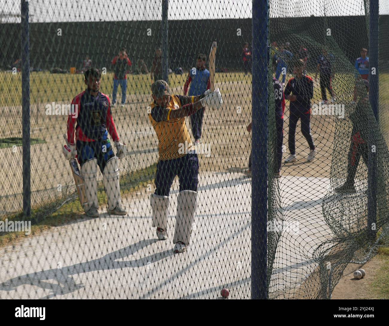 (241113) -- KABUL, 13 novembre 2024 (Xinhua) -- i compagni di squadra di Arshad Khan partecipano a una sessione di allenamento presso l'accademia di cricket Rashid Khan di Kabul, capitale dell'Afghanistan, 11 novembre 2024. Arshad Khan, un adolescente di 16 anni, si è distinto tra 250 giovani giocatori, raggiungendo la prima posizione come battitore in una recente partita di cricket nazionale in Afghanistan. Arshad proveniva dalla provincia di Kunar, attualmente vive in un quartiere povero a Kabul, la capitale. Figlio di un ex giocatore di cricket afghano, Arshad ha imparato il cricket per 14 mesi alla Rashid Khan Cricket Academy di Kabul. La famiglia di Arshad si affida alla vendita Foto Stock