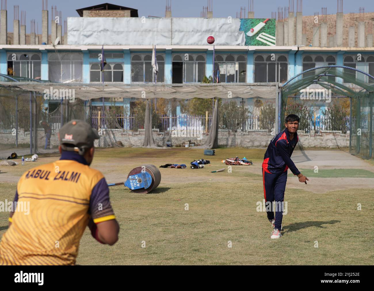 (241113) -- KABUL, 13 novembre 2024 (Xinhua) -- Arshad Khan segue una sessione di allenamento con il suo compagno di squadra presso l'accademia di cricket Rashid Khan di Kabul, capitale dell'Afghanistan, 11 novembre 2024. Arshad Khan, un adolescente di 16 anni, si è distinto tra 250 giovani giocatori, raggiungendo la prima posizione come battitore in una recente partita di cricket nazionale in Afghanistan. Arshad proveniva dalla provincia di Kunar, attualmente vive in un quartiere povero a Kabul, la capitale. Figlio di un ex giocatore di cricket afghano, Arshad ha imparato il cricket per 14 mesi alla Rashid Khan Cricket Academy di Kabul. La famiglia di Arshad continua a vivere Foto Stock