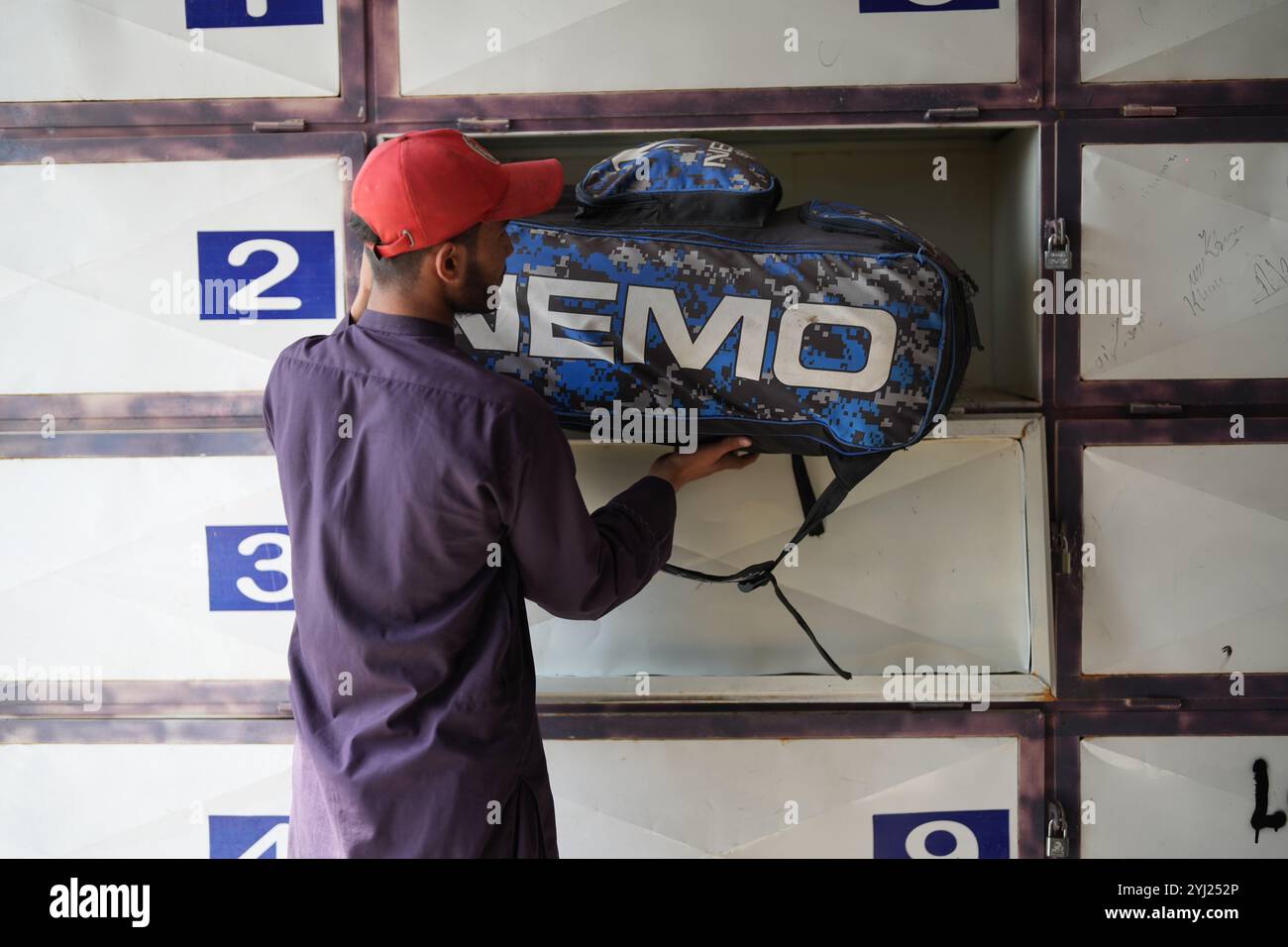 (241113) -- KABUL, 13 novembre 2024 (Xinhua) -- Arshad Khan mette la sua borsa nell'armadietto prima della sua formazione presso l'accademia di cricket Rashid Khan di Kabul, capitale dell'Afghanistan, 11 novembre 2024. Arshad Khan, un adolescente di 16 anni, si è distinto tra 250 giovani giocatori, raggiungendo la prima posizione come battitore in una recente partita di cricket nazionale in Afghanistan. Arshad proveniva dalla provincia di Kunar, attualmente vive in un quartiere povero a Kabul, la capitale. Figlio di un ex giocatore di cricket afghano, Arshad ha imparato il cricket per 14 mesi alla Rashid Khan Cricket Academy di Kabul. La famiglia di Arshad r Foto Stock