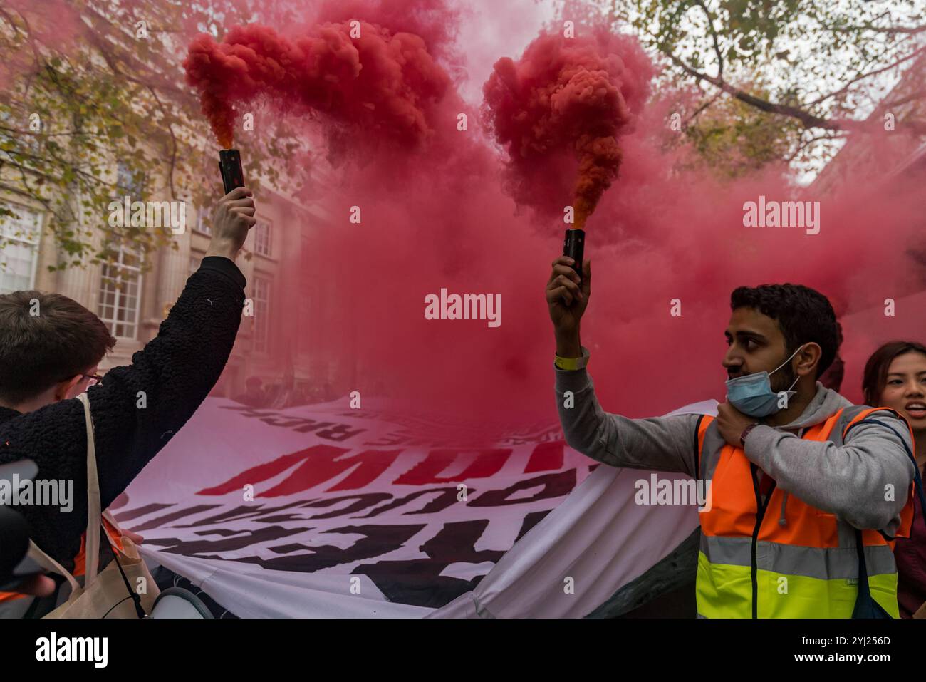 Londra, Regno Unito. 15 novembre 2017. Gli studenti tengono un gigantesco striscione con il messaggio "Free Education NOWS - Tax the Rich - Srottamare tutte le tasse - sussidi viventi per tutti - fermare i tagli al campus" in Piazza del Parlamento alla fine della marcia organizzata dalla campagna nazionale contro le tasse e i tagli che chiedono la fine di tutte le tasse scolastiche e per le sovvenzioni viventi per tutti e la fine di tutti i tagli. Hanno condannato la crescente marketizzazione del sistema educativo che sta portando a tagli tra i campus universitari e a una drastica riduzione dell'offerta di istruzione superiore in tutto il paese e l'Eccellenza dell'insegnamento P. Foto Stock