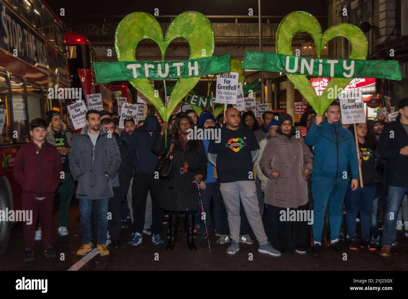 Londra, Regno Unito. 14 novembre 2017. Manifestanti con manifesti e striscioni sulla lenta e silenziosa passeggiata mensile per chiedere giustizia e ricordare coloro che sono stati uccisi nel tragico incendio della Grenfell Tower a Ladbroke Grove. Alcuni portavano manifesti o cartelli che chiedevano ai responsabili, in primo luogo i consiglieri del Royal Borough di Kensington e Chelsea di essere assicurati alla giustizia, che le promesse fatte alle vittime sopravvissute del tragico incendio fossero mantenute e che la sicurezza antincendio fosse adeguata per tutte le abitazioni, comprese le abitazioni sociali, con ispezioni antincendio da parte di vigili del fuoco completamente addestrati, interpretazione rigorosa dell'edificio Foto Stock