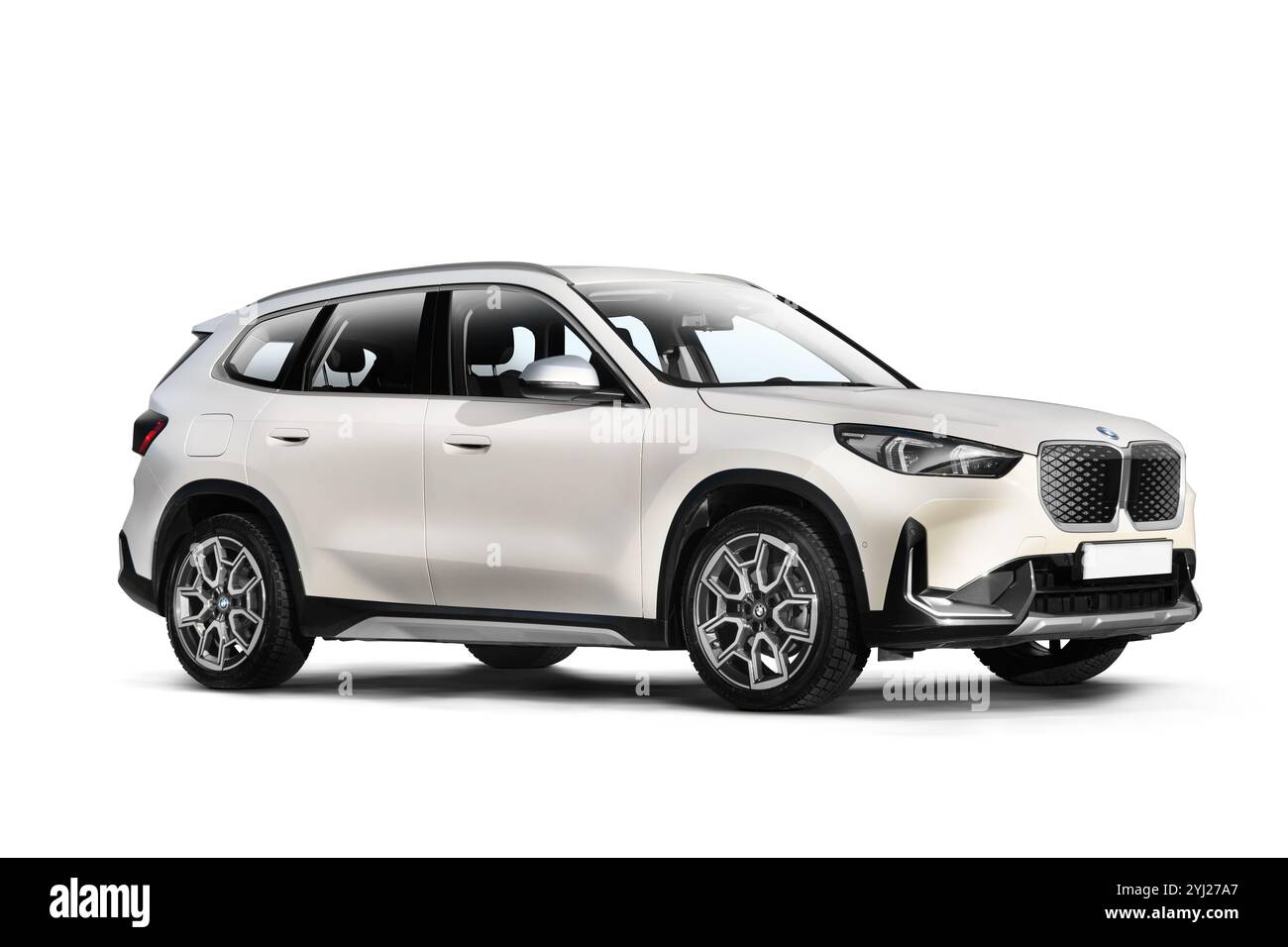 Izmir, Turchia - 11 novembre 2024: Foto in studio di un SUV elettrico BMW IX1 e-drive bianco perlato con una leggera prospettiva anteriore destra contro un backgroun bianco Foto Stock