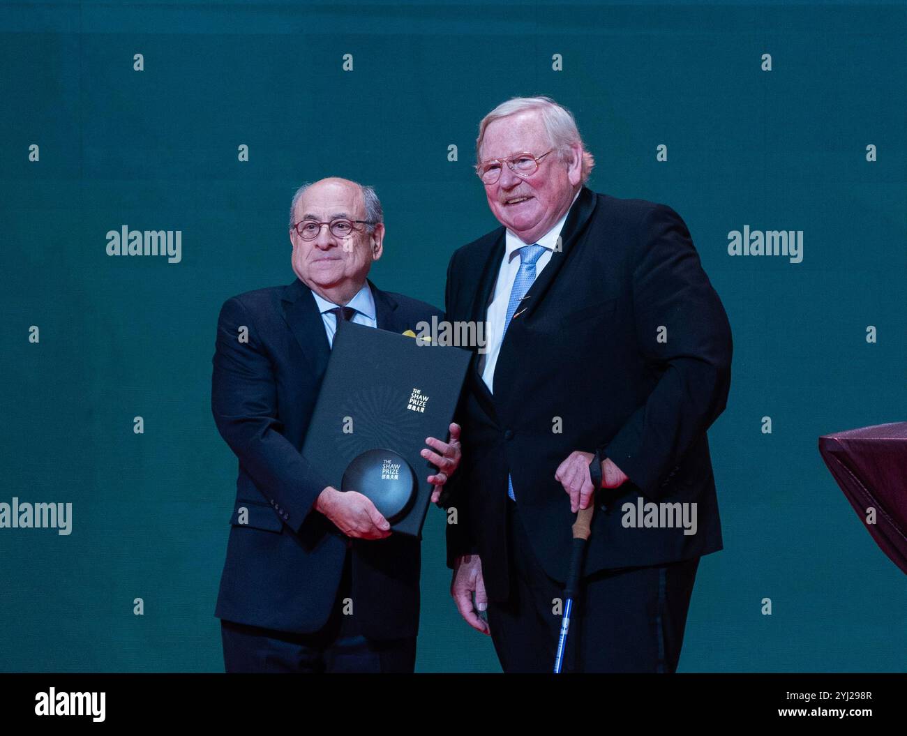 Il professor Stuart Orkin (a sinistra) riceve il certificato e la medaglia. Hong Kong, Cina.12 novembre 2024. La cerimonia di presentazione del premio "Shaw Prize" 2024 si è tenuta nella Grand Hall del Hong Kong Convention and Exhibition Center la sera del 12 novembre 2024. Crediti: Hou Yu/China News Service/Alamy Live News Foto Stock