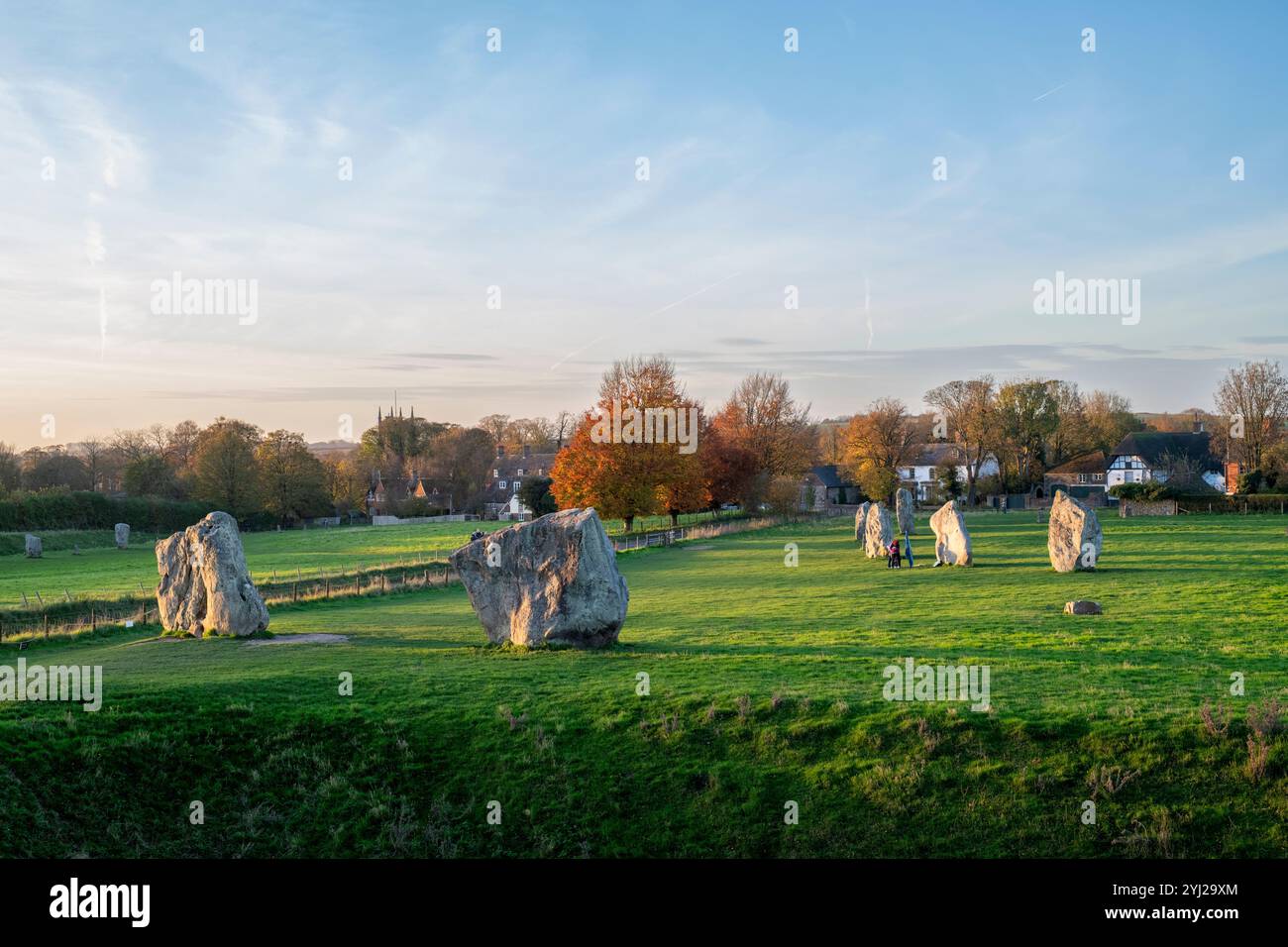 Avebury in piedi pietre e alberi in autunno. Wiltshire, Inghilterra Foto Stock