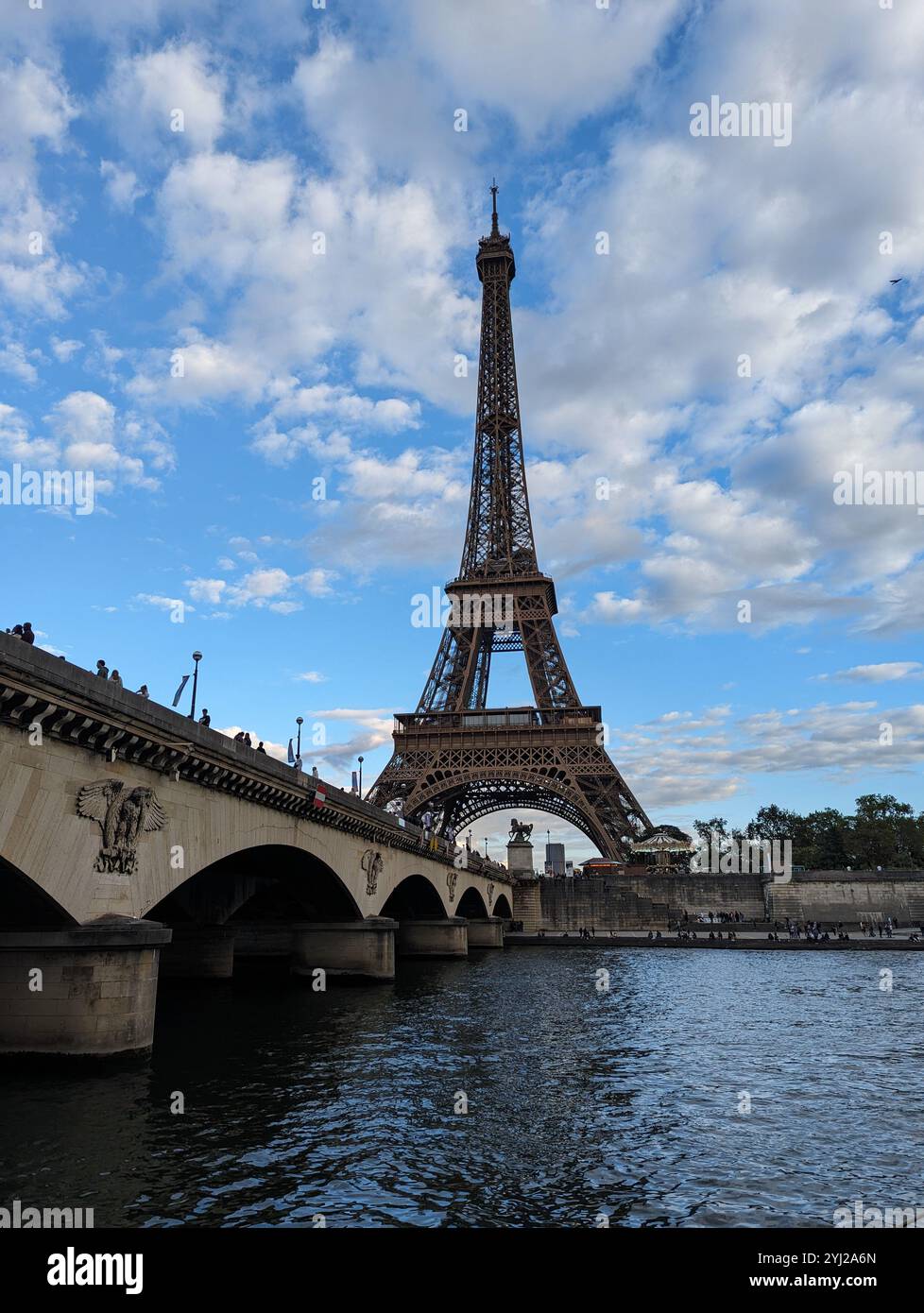 Torre Eiffel lungo la Senna - Immagine stock catturata con smartphone