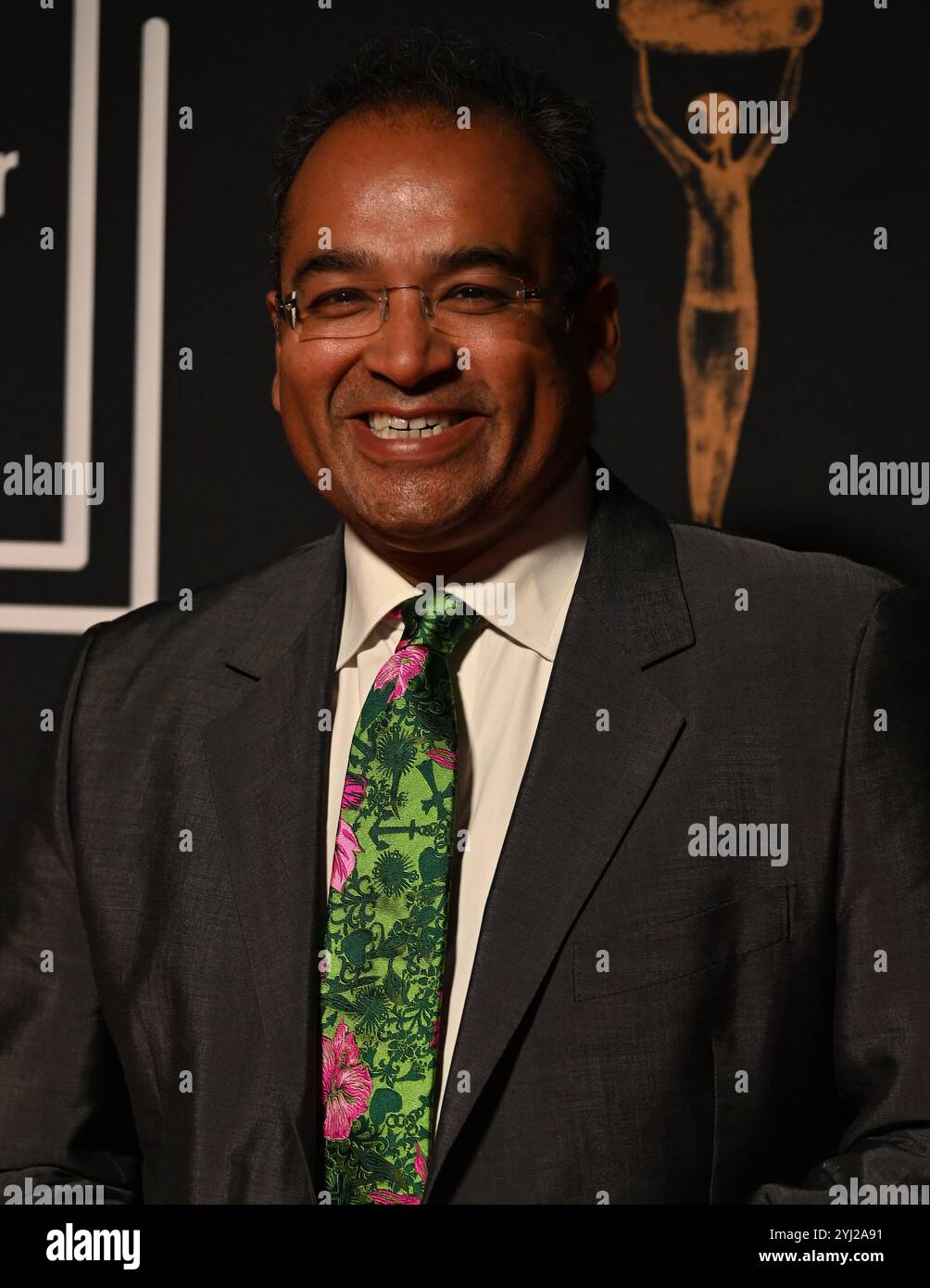 LONDRA, REGNO UNITO. 11 novembre 2024. Krishnan Guru-Murthy partecipa alla cerimonia del Booker Prize 2024 all'Old Billingsgate di Londra, Regno Unito. (Foto di 李世惠/SEE li/Picture Capital) credito: Vedi li/Picture Capital/Alamy Live News Foto Stock