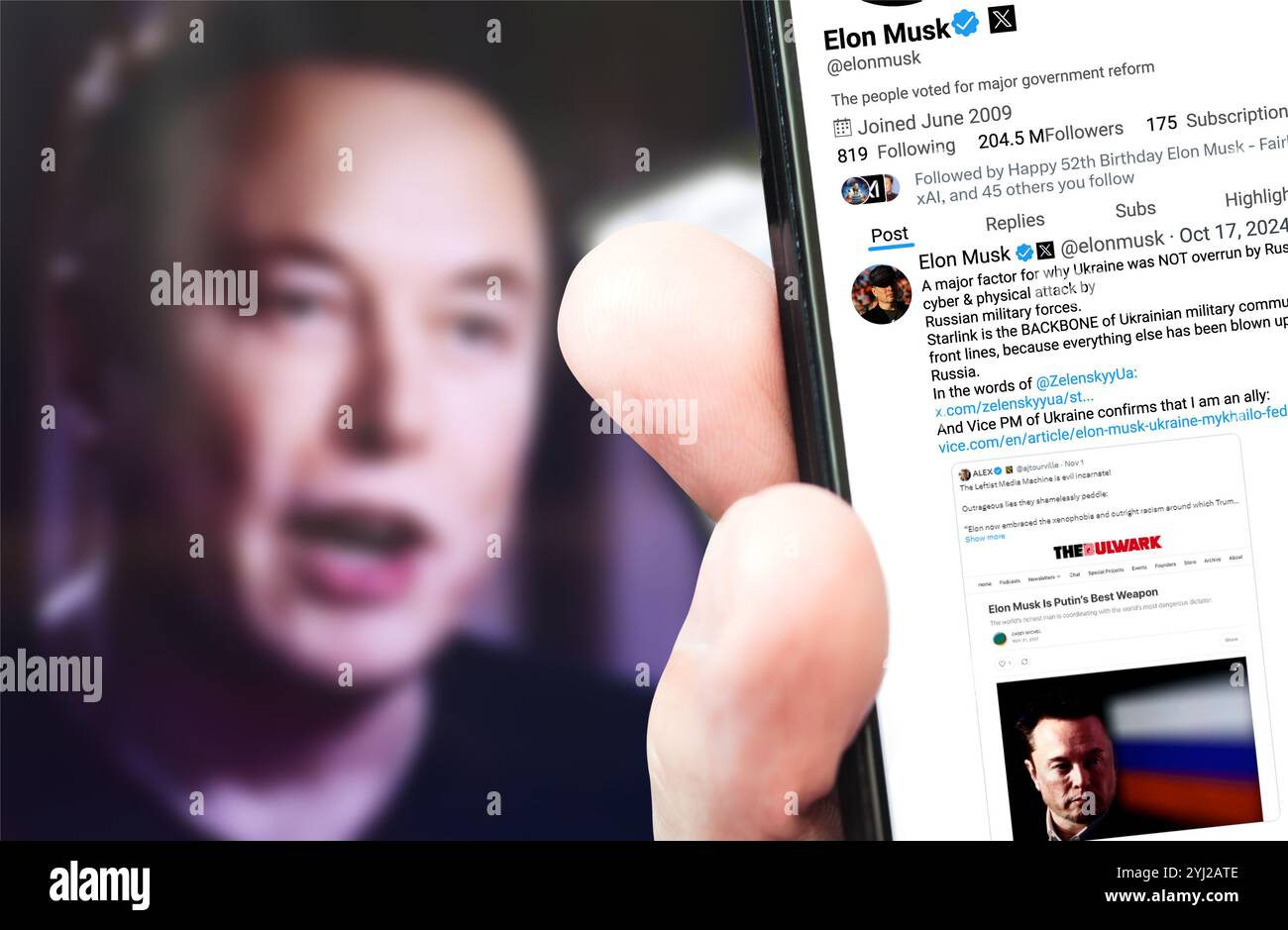 Poltava, Ucraina - 1 novembre 2024 Elon Musk pagina del profilo Twitter su uno schermo dello smartphone con un nuovo tweet. Sullo sfondo è presente un ritratto sfocato Foto Stock