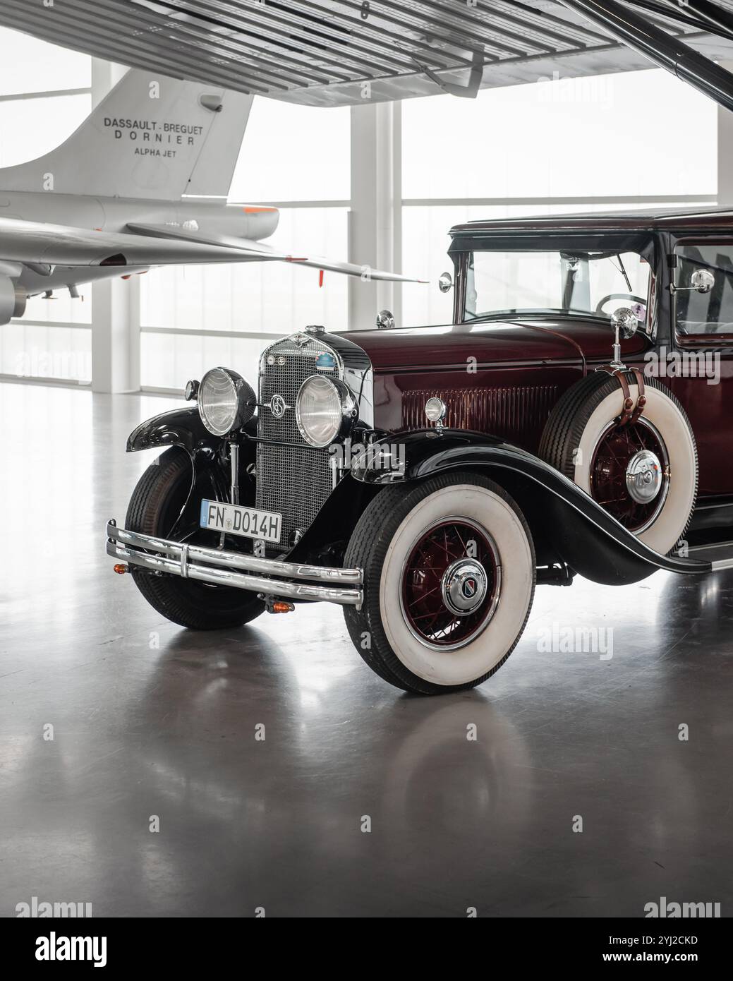Auto d'epoca sotto un'ala di aereo. Maroon '30 LaSalle 340 Sedan nel Museo Dornier. Foto Stock