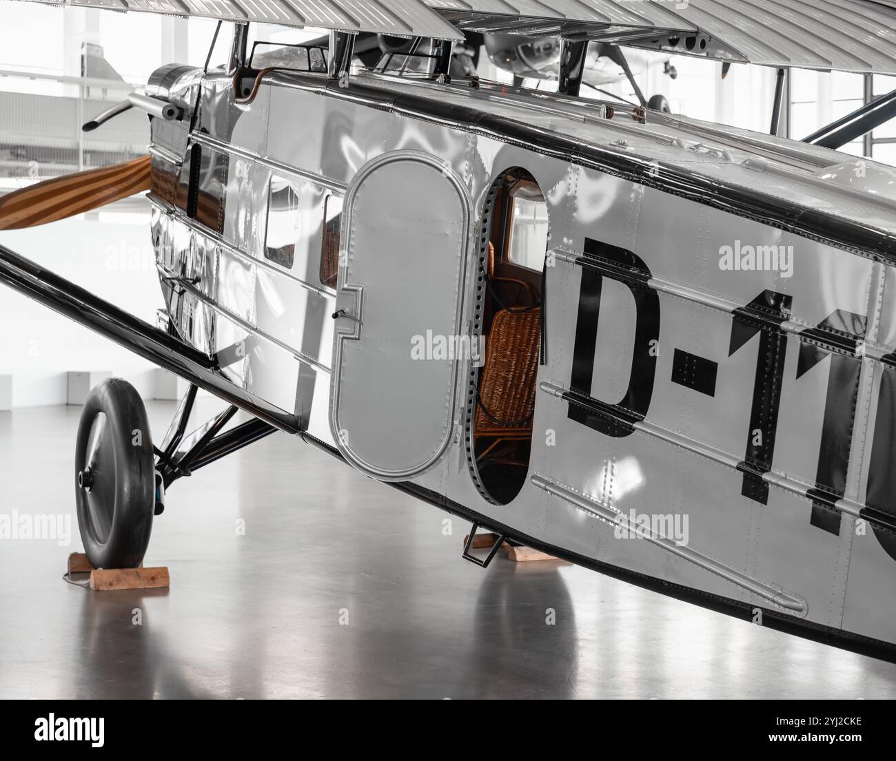 Parte posteriore della vecchia fusoliera dell'aeromobile con porta d'ingresso. Replica dell'aeroplano Dornier Merkur ad ala alta - D-1103 Lufthansa Silberfuchs nell'arioso hangar. Foto Stock