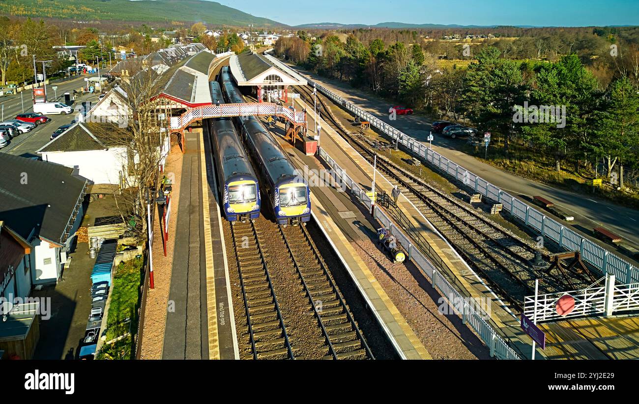 Aviemore Highland Scotland la stazione ferroviaria con i treni diesel ScotRail da Inverness ed Edimburgo che arrivano ai binari Foto Stock