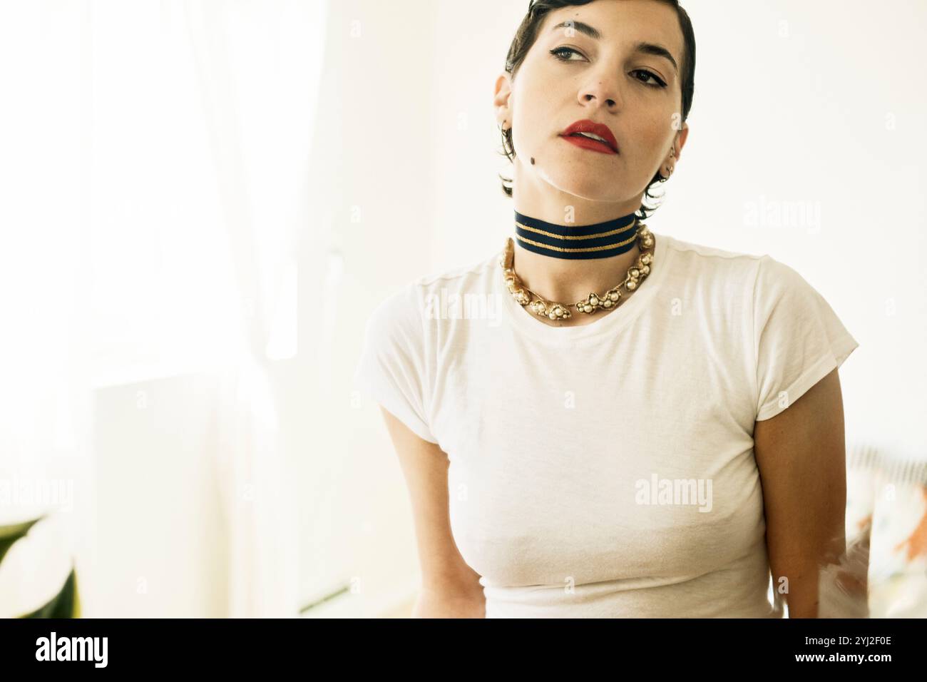 Donna con t-shirt bianca e gioielli di tendenza Foto Stock