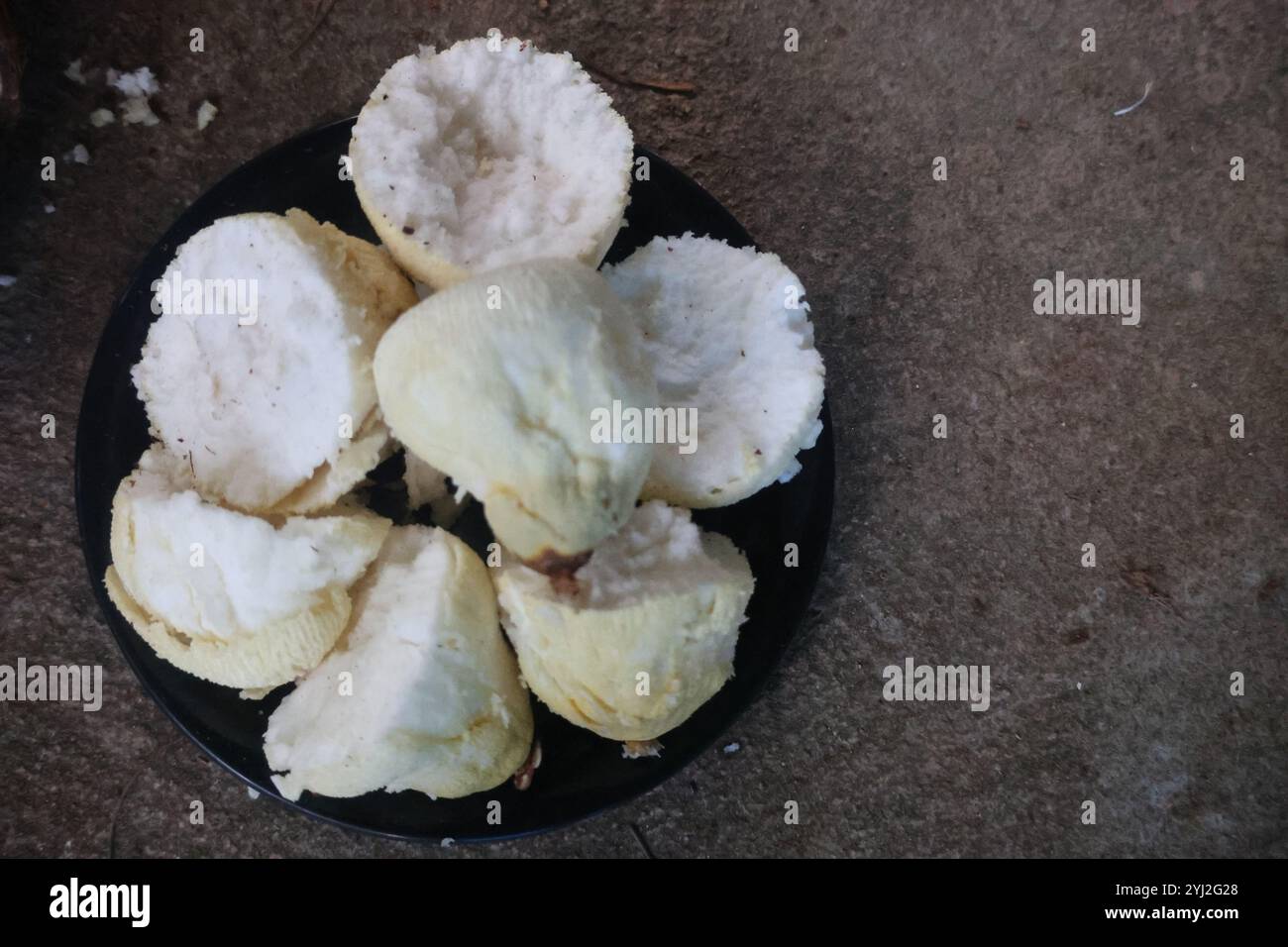 Un mucchio di noce di cocco germogliato che si prepara a un piatto come cibo, servito in un villaggio del Kerala. Foto Stock