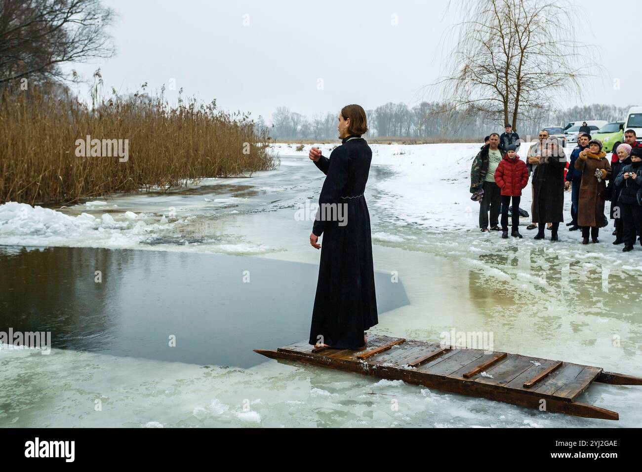 Ucraina, la città di Romny, 19 gennaio 2013: La festa del Battesimo del Signore. Il rito ortodosso di fare il bagno in una fossa. Epifania. Un Pries ortodosso Foto Stock