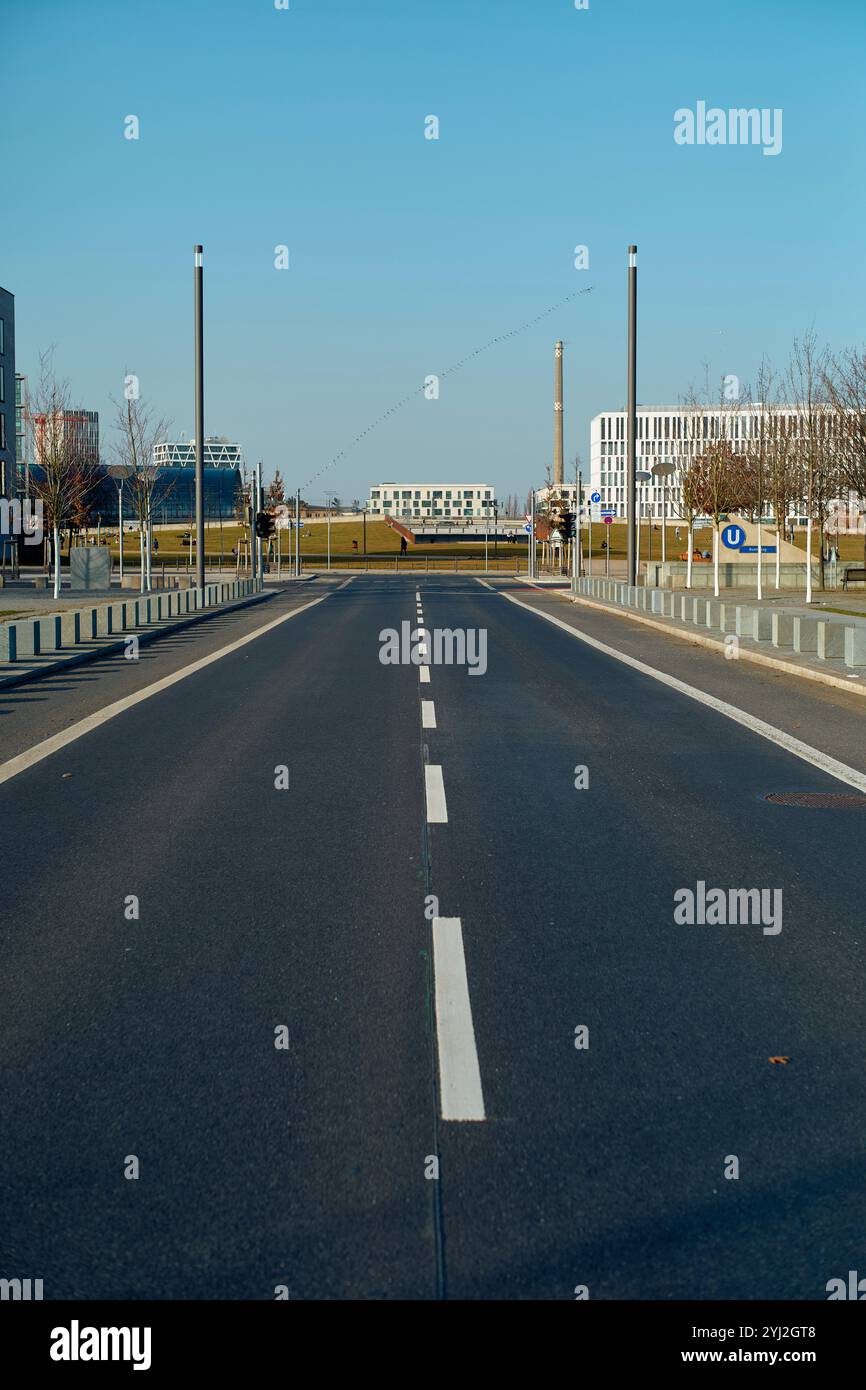 Strada urbana vuota con cielo azzurro e edifici governativi sullo sfondo durante il giorno, Berlino, Germania Foto Stock