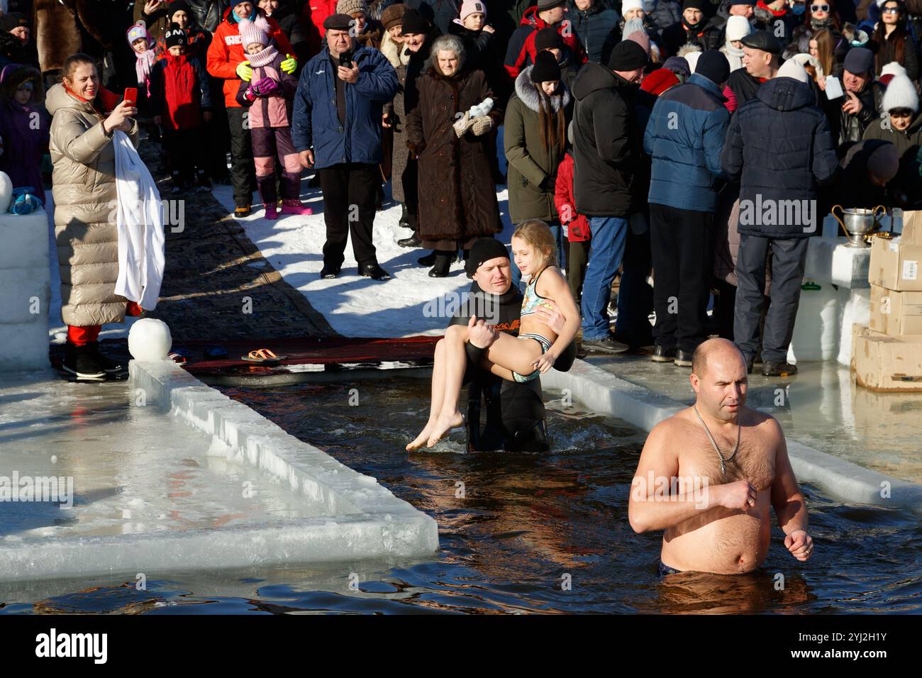 Ucraina, la città di Romny, 19 gennaio 2022: La festa del Battesimo del Signore. Il rito ortodosso di fare il bagno in una fossa. Epifania. I bambini nuotano Foto Stock