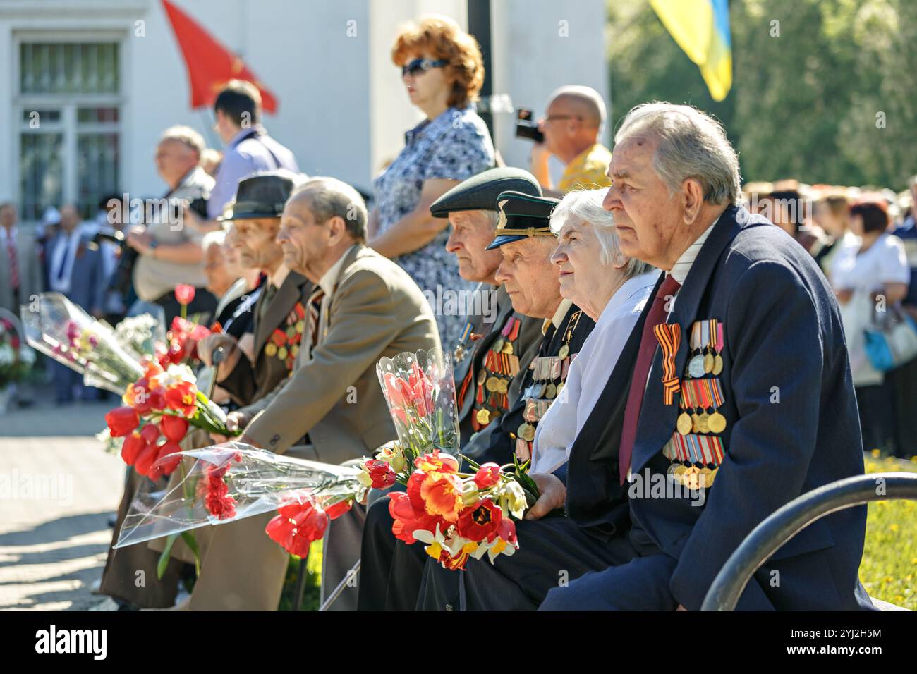UCRAINA, Romny, 9 maggio 2013, giorno della Vittoria, 9 maggio: veterani della seconda guerra mondiale con mazzi di fiori alla seduta di celebrazione della giornata della Vittoria Foto Stock
