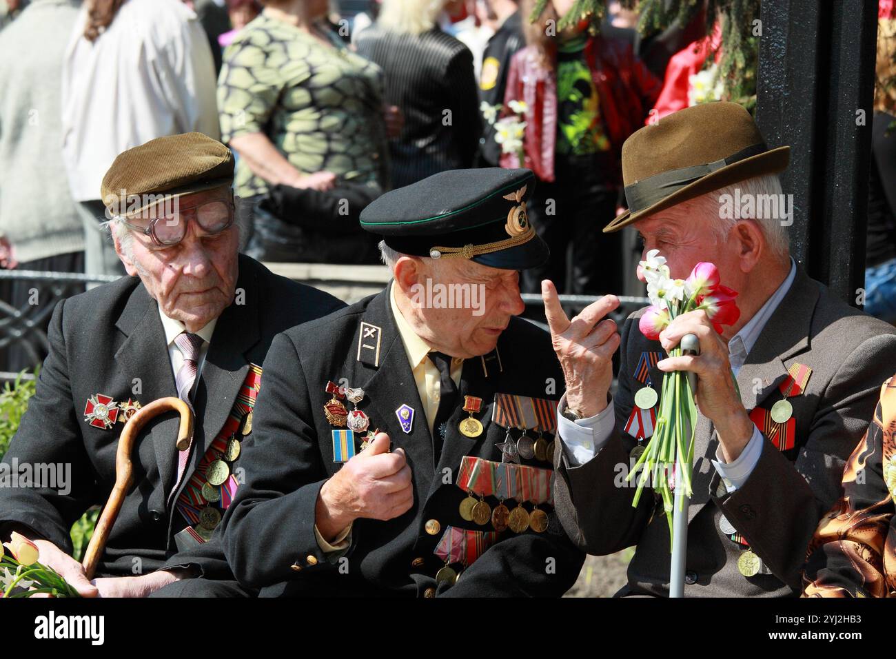 UCRAINA, Romny, 9 maggio 2009, giorno della Vittoria, 9 maggio: veterani della seconda guerra mondiale con mazzi di fiori alla seduta di celebrazione della giornata della Vittoria Foto Stock
