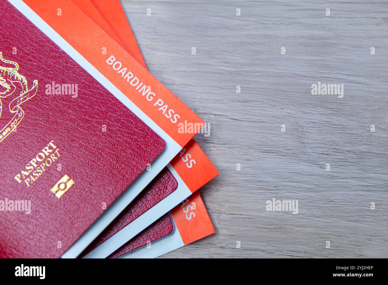 Vista dall'alto del passaporto con le carte d'imbarco su un tavolo di legno, che simboleggia il viaggio e l'avventura. Copia spazio per il testo. Foto Stock