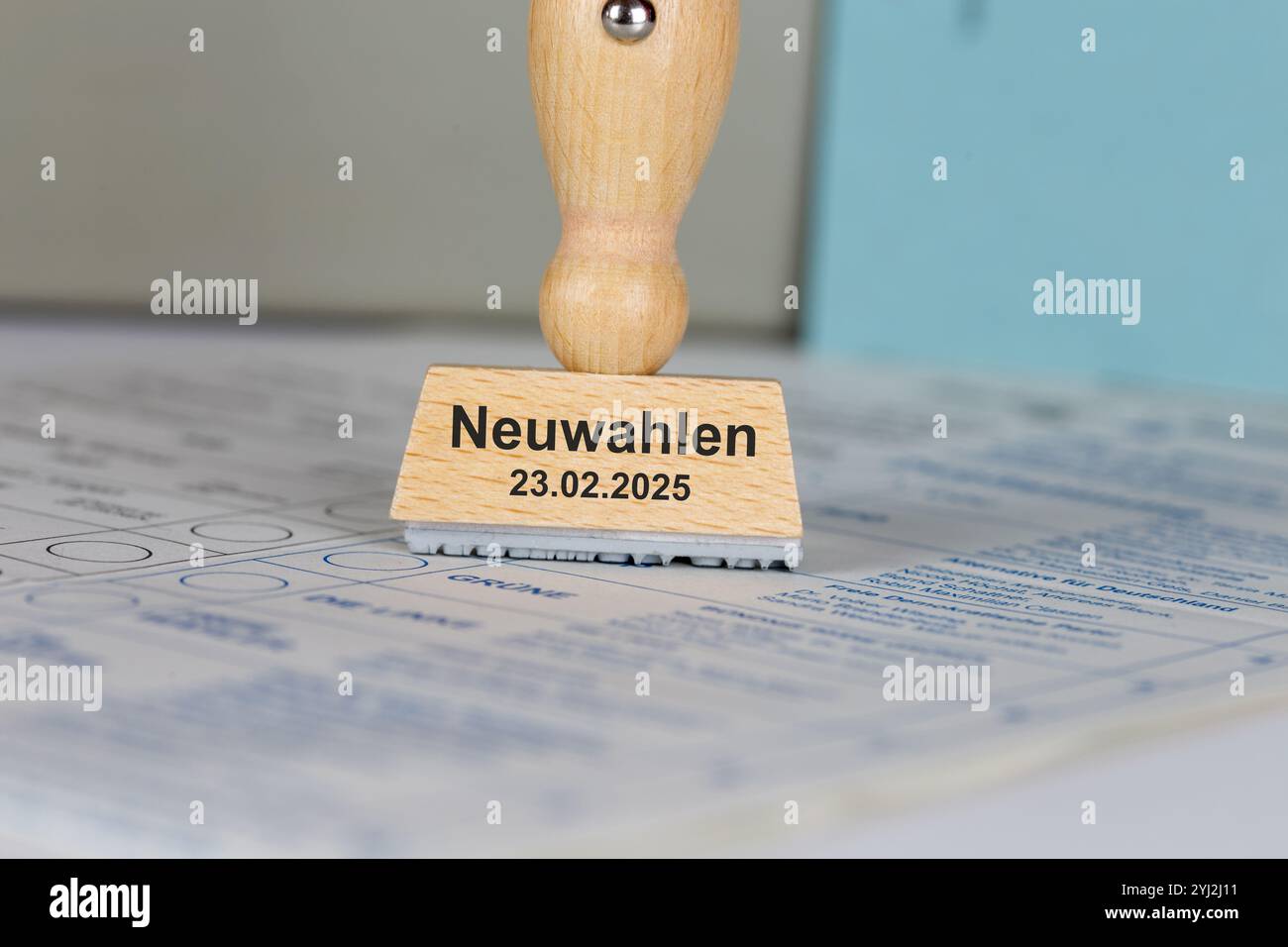 Immagine simbolo delle nuove elezioni in Germania: Timbro con l'iscrizione NEUWAHLEN 23.02.2025 su una carta elettorale Foto Stock