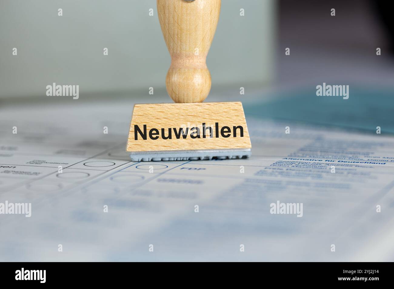 Immagine simbolo delle nuove elezioni in Germania: Timbro con l'iscrizione NEUWAHLEN su una carta elettorale Foto Stock