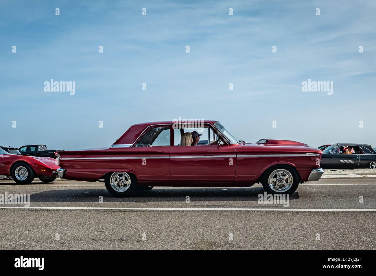 Gulfport, MS - 4 ottobre 2023: Vista laterale grandangolare di una Ford Fairlane 500 Sports Coupé del 1963 in una fiera automobilistica locale. Foto Stock