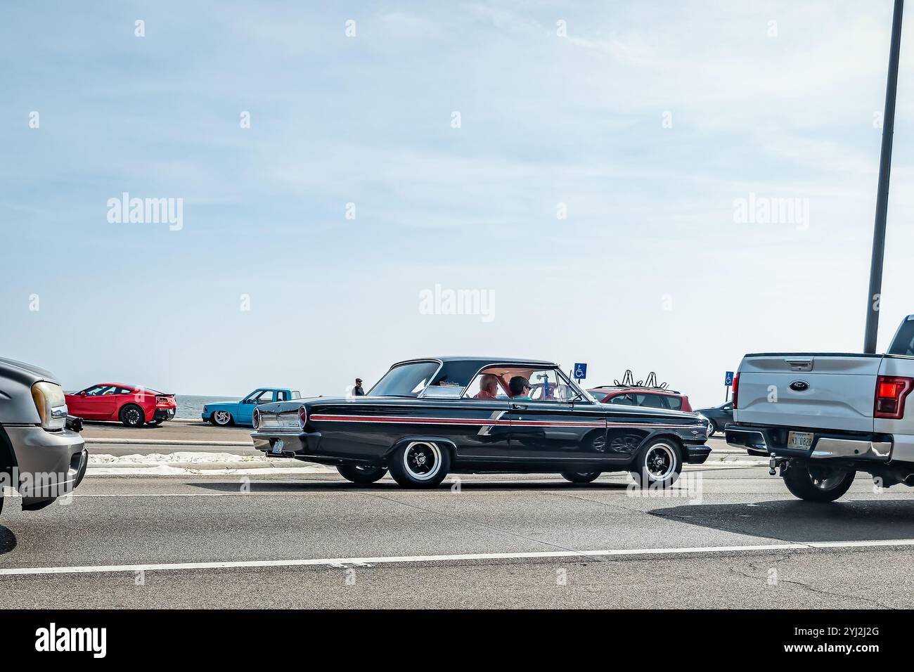 Gulfport, MS - 4 ottobre 2023: Vista laterale grandangolare di una Ford Fairlane 500 Sports Coupé del 1964 in una fiera automobilistica locale. Foto Stock