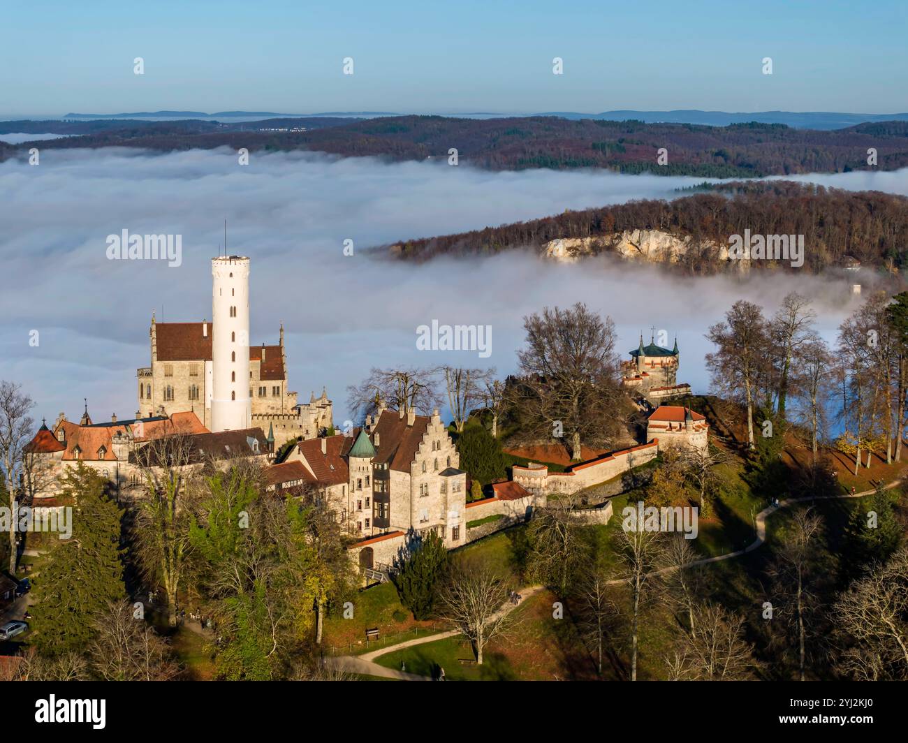 Sonnenschein in den Bergen, Nebel im Echaztal. Castello Lichtenstein auf der Schwäbische alb. DAS Märchenschloss Württembergs ist ein im Stil des Histo Foto Stock