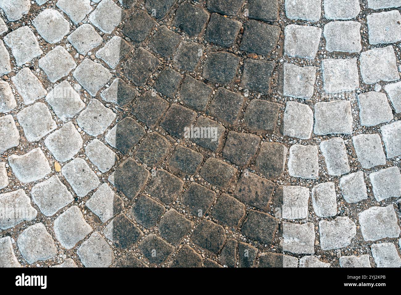 Schema di attraversamento pedonale zebra su strada di ciottoli, vista dall'alto Foto Stock Schema di attraversamento pedonale zebra su strada di ciottoli, vista dall'alto Foto Stock