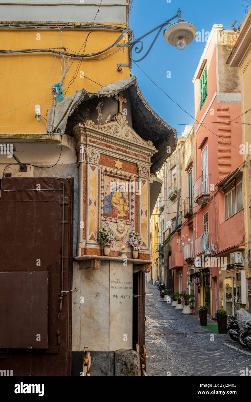 Santuario votivo lato strada, Marina grande, Procida, Campania, Italia Foto Stock