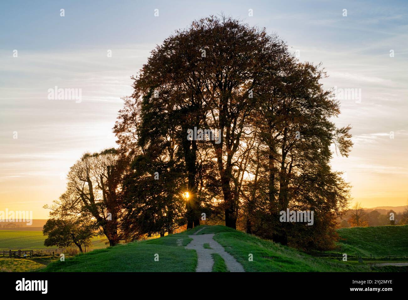 I faggi circolari di pietra di Avebury sui bastioni, alla luce del tramonto autunnale nel tardo pomeriggio. Avebury, Wiltshire, Inghilterra Foto Stock